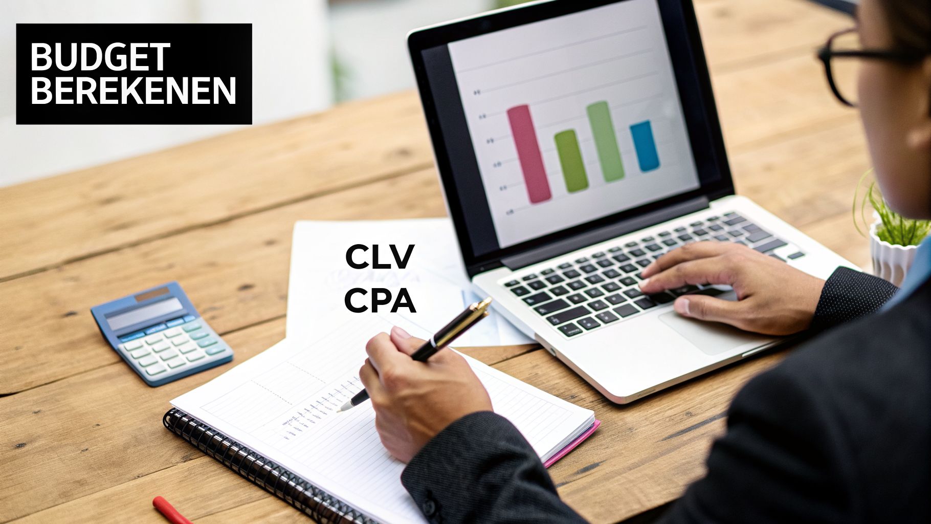 Een persoon berekent het budget aan een houten bureau met een laptop, notitieboekje en rekenmachine, waarbij CLV en CPA worden overwogen.